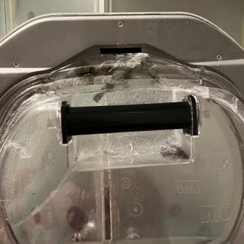 Hoover Kurutma Makinesinin Su Tankı Altı Ayda Kırıldı Ve Su Sızdırıyor