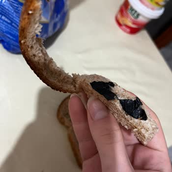 BİM Ekmeğin İçinde Siyah Plastik Benzeri Yabancı Madde