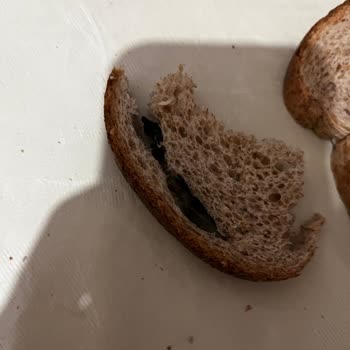 BİM Ekmeğin İçinde Siyah Plastik Benzeri Yabancı Madde