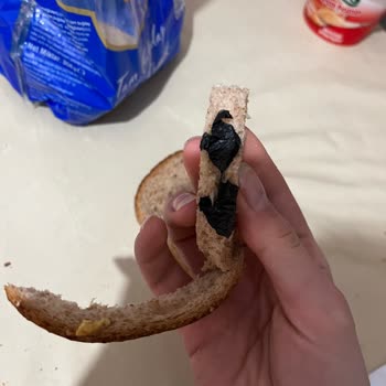 BİM Ekmeğin İçinde Siyah Plastik Benzeri Yabancı Madde