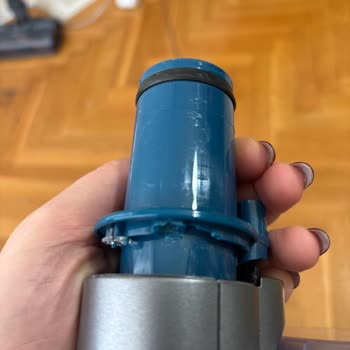 Philips Aqua Plus 8000 Dikey Süpürge Bağlantı Noktasının Kırılması Ve Garanti İadesi Talebi