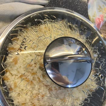 Karaca Bir Tencerenin Kapağı Bugün Aniden Patladı