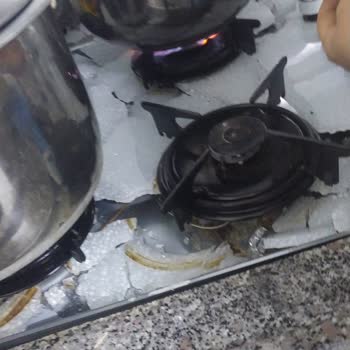 Kumtel Yemek Üstündeyken Camı Patladı