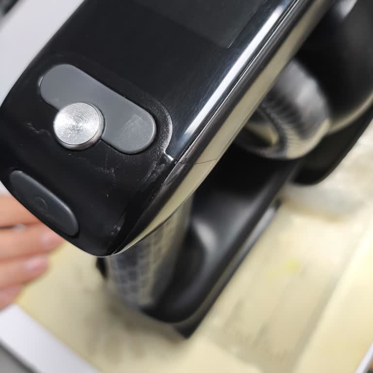 Kendi Kendini Temizleyen Düğmesi Çalışmayan Süpürge Ve Teşhir Ürünü Şüphesiyle Değişim Talebi