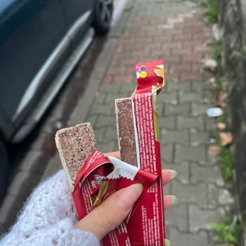 Tarihi Geçmemiş Bozuk Çikolata Ve Yetersiz Müşteri Desteği