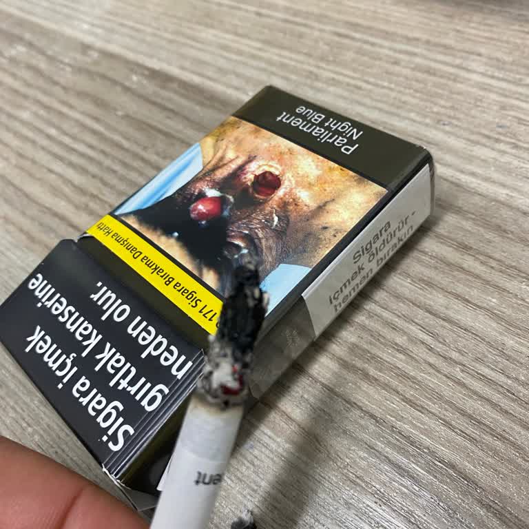 Parliament Blue Sigara Paketi İçinde Sert Odun Parçaları