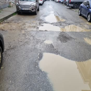 İSKİ’nin Açık Çukuru Çamurlu Yol Ve Araç Hasarına Neden Oluyor