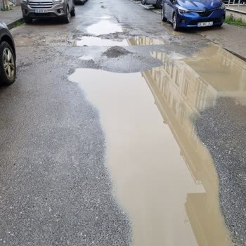 İSKİ’nin Açık Çukuru Çamurlu Yol Ve Araç Hasarına Neden Oluyor