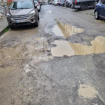 İSKİ’nin Açık Çukuru Çamurlu Yol Ve Araç Hasarına Neden Oluyor