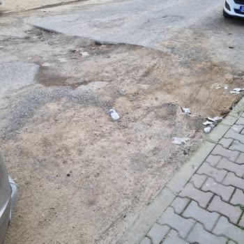 İSKİ’nin Açık Çukuru Çamurlu Yol Ve Araç Hasarına Neden Oluyor