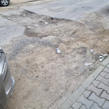 İSKİ’nin Açık Çukuru Çamurlu Yol Ve Araç Hasarına Neden Oluyor