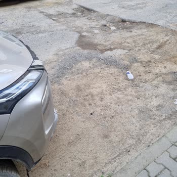 İSKİ’nin Açık Çukuru Çamurlu Yol Ve Araç Hasarına Neden Oluyor