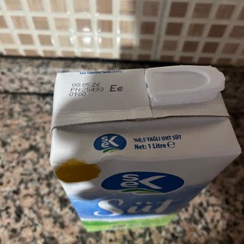 BİM Marketinden Alınan Süt İçinde Toz Ve Böcek Parçacıkları