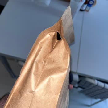 Tazeliği Bozan Yırtık Kahve Paketi Ve Cevapsız İletişim