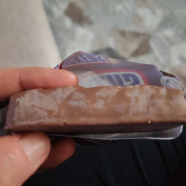Son Kullanma Tarihi Geçmemiş Snickers Çikolatasının Beyazlaması Güvenimi Sarsıyor
