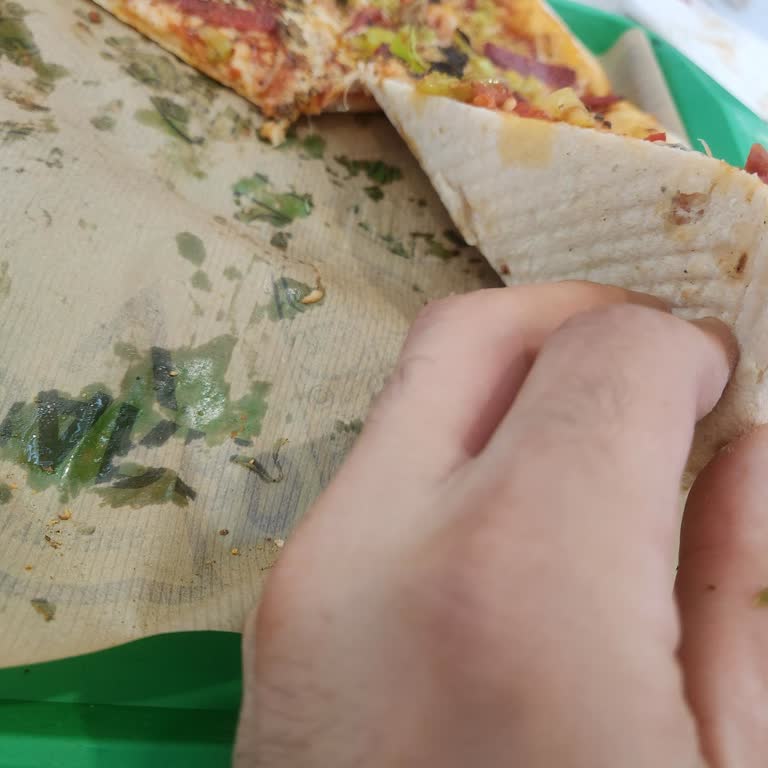 Sbarro’da Hamur İçli Pizzanın Pişmemesi Ve İade Reddi