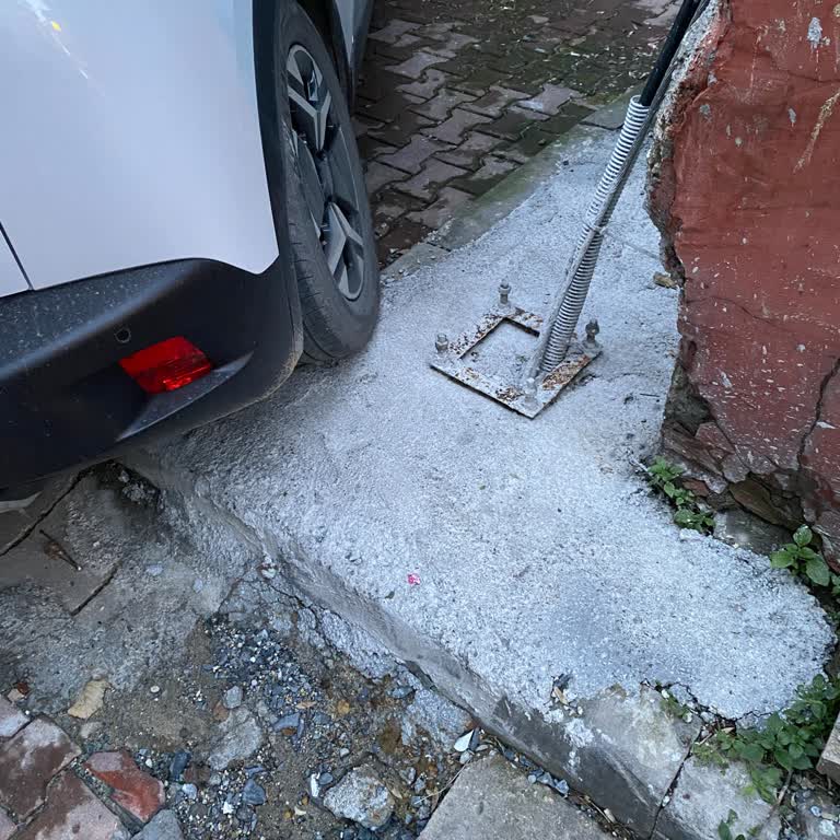 Boğaziçi Elektrik - Bedaş Otoparkımızı Kaplayan Ve Araçlarımızı Tehlikeye Atan Işık Direği