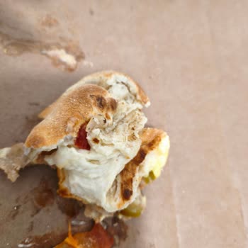 Çiğ Hamurlu Domino's Burger Üzerine Şikayet: Sağlık Riski Ve Ücret İadesi Talebi