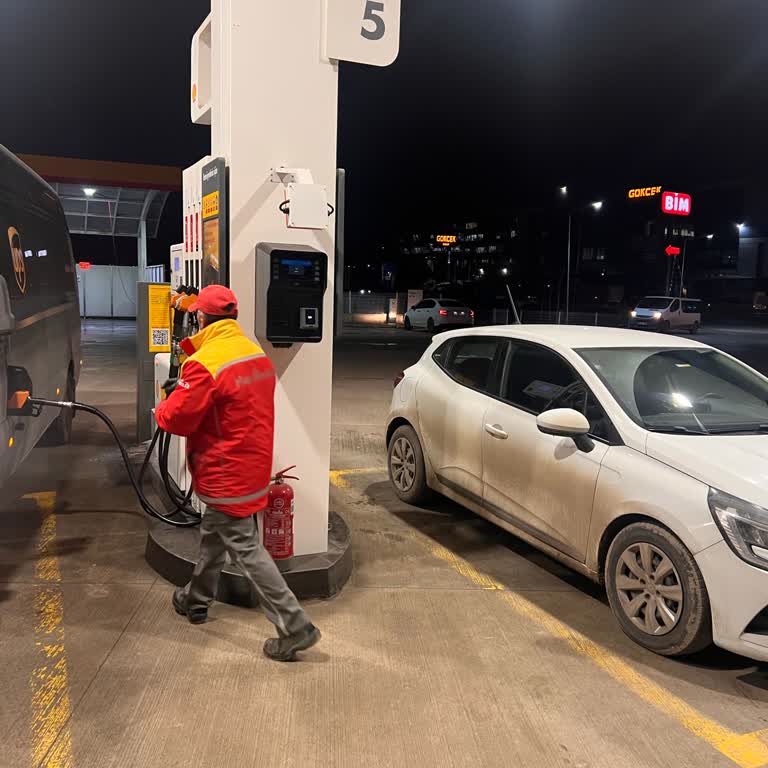 Shell İstasyonunda Kaba Ve Özensiz Pompa Kullanımı