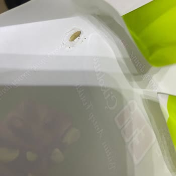 Eti Gıda Çikolatanın İç Kısmında Ve Paketinde Kurt Olduğunu Gördüm