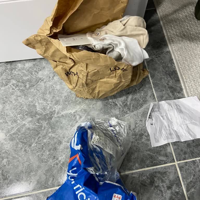 Yurtiçi Kargo H&M Kendi İç Paketinin Parçalanmış Ve Yırtılmış Olduğunu Gördüm