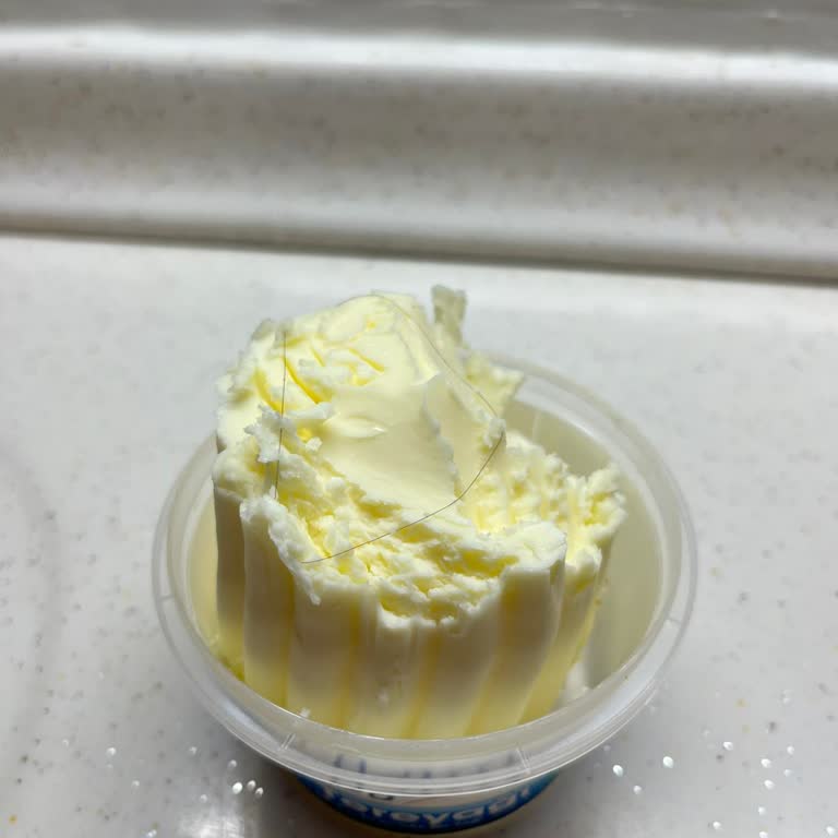 İçim Tereyağ Ürününün İçerisinden Uzun Bir Saç Teli Çıktı