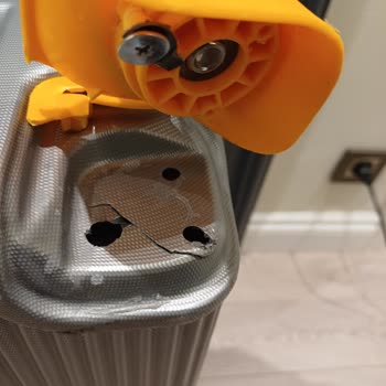 Benetton Gri Üçlü Valiz Setinde Büyük Valizin Tekerlekleri Kırıldı