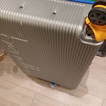 Benetton Gri Üçlü Valiz Setinde Büyük Valizin Tekerlekleri Kırıldı