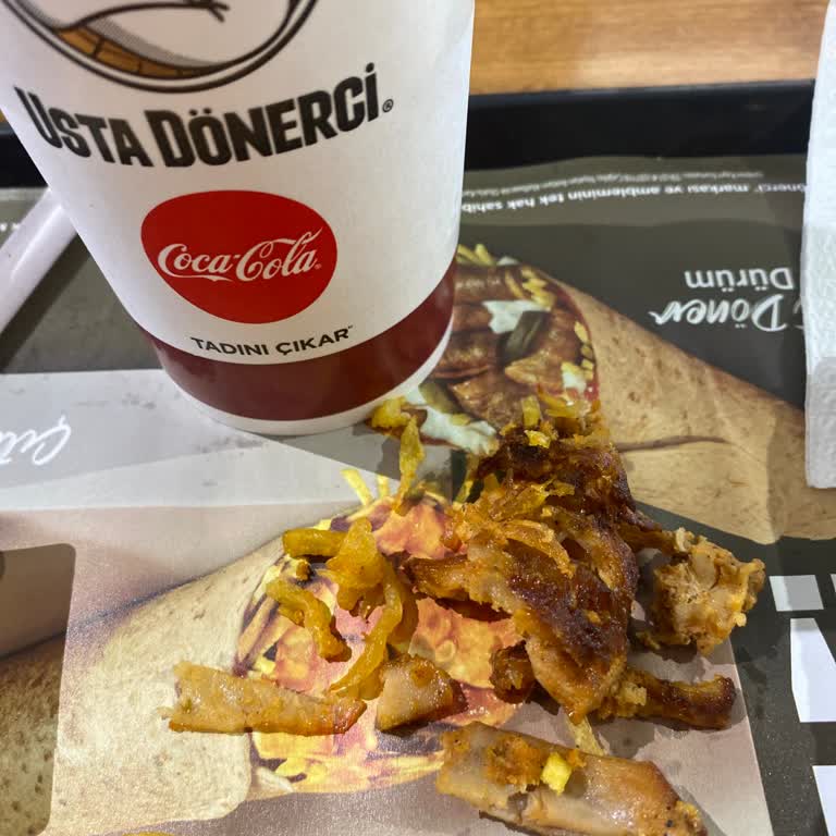 Usta Dönerci Şubesinde Yanmış Ve Deri Parçalı Tavuk Döneri Tüketilemez