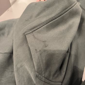 Sadece Bir Gün Kullanılan Sweatshirtte Açılan Dikişler İçin Yanıltıcı Yıkama Açıklaması
