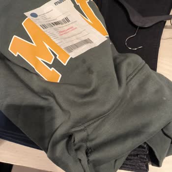 Sadece Bir Gün Kullanılan Sweatshirtte Açılan Dikişler İçin Yanıltıcı Yıkama Açıklaması