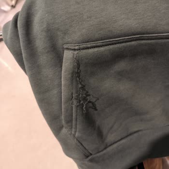 Sadece Bir Gün Kullanılan Sweatshirtte Açılan Dikişler İçin Yanıltıcı Yıkama Açıklaması