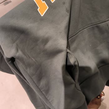 Sadece Bir Gün Kullanılan Sweatshirtte Açılan Dikişler İçin Yanıltıcı Yıkama Açıklaması