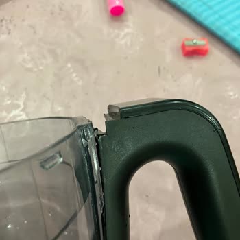 Karaca Mutfak Robotunun Plastik Parçası Kırık Ve Kutusu Yıpranmış