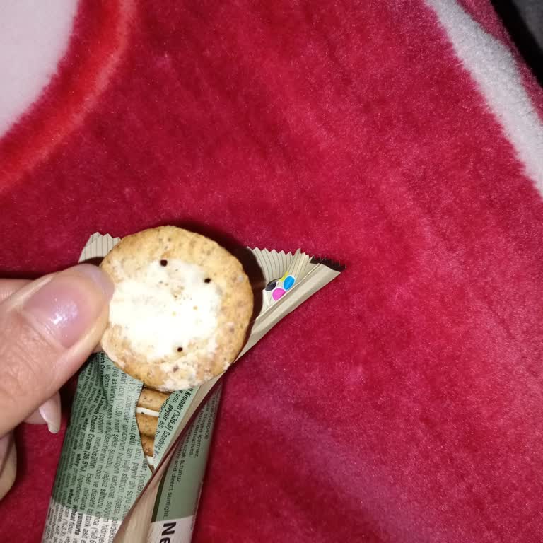 Ülker Altınbaşak Kraker Paketi Açıldığında Yarım Kalan Kraker