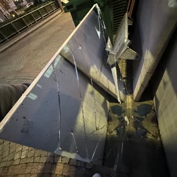 Sur Yapı Banyo Dolabı Aynası Düşmesi