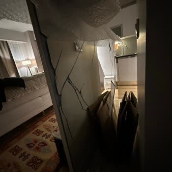 Sur Yapı Banyo Dolabı Aynası Düşmesi