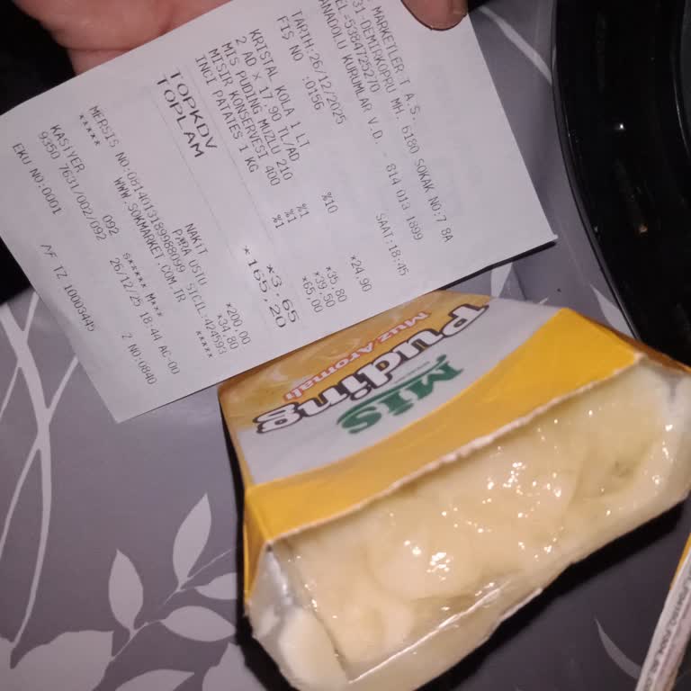 Karşıyaka Şok Market'te Son Kullanma Tarihi Geçmemiş Muzlu Puding Bozuldu