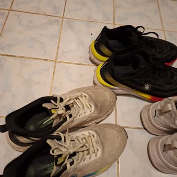 FLO Ayakkabı Deforme Olan Üç Ayakkabı İçin Hızlı Olumsuz İnceleme