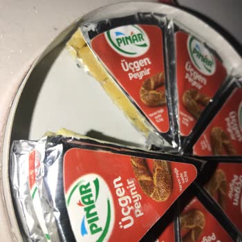 Açık Ambalajlı Bozulmuş Üçgen Peynir: Hijyen Ve Sağlık Endişesi