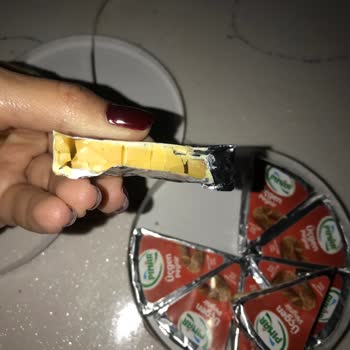 Açık Ambalajlı Bozulmuş Üçgen Peynir: Hijyen Ve Sağlık Endişesi