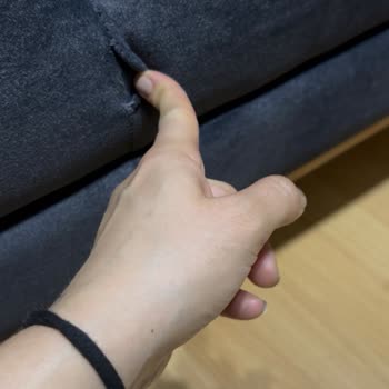 Defolu Koltuk Takımında Kesik, Sökük Ve Lekeli Ürün, Mağaza İlgisizliği