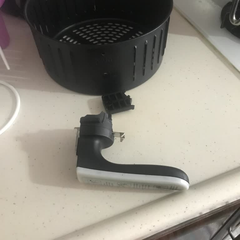Airfryer Tepsi Üretim Hatası Nedeniyle Kırıldı, Yedek Parça Ve Destek Bulunamıyor
