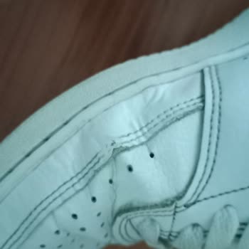 Nike Kadın Ayakkabısında Kısa Sürede Çizgi Ve Açılma Sorunu Fotoğraf İncelemesi Reddedildi