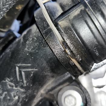 Peugeot Yetkili Serviste Yağ Sızıntısı Ve Arka Travers Sesine Çözüm Talebi