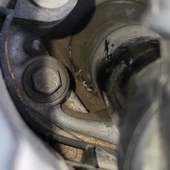 Peugeot Yetkili Serviste Yağ Sızıntısı Ve Arka Travers Sesine Çözüm Talebi