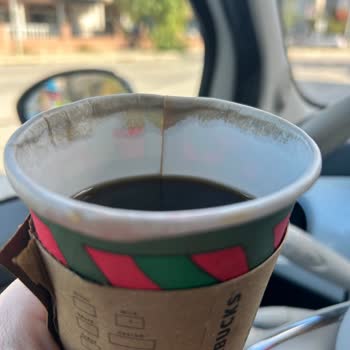 İnce Karton Bardak Eridi, Elimi Yaktı Ve Kahve Arabama Döktü