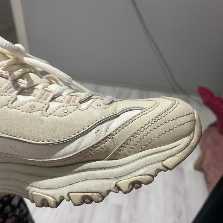 Skechers Ayakkabıda Üretim Hatası Çatlağına Garanti Reddi