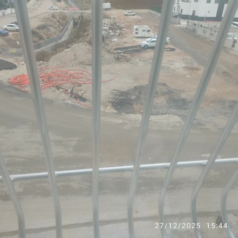 Mahalledeki 5G Altyapı Çalışmaları Yol Ve Çevreyi Bozuyor