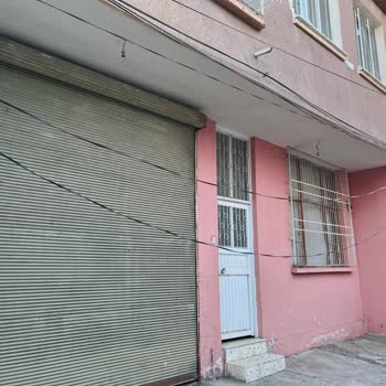 Türk Telekom Kablolar Yaklaşık 3 Aydır Dağınık Ve Düzensiz Bir Şekilde Duruyor